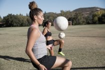 Donne sul campo da calcio a giocare a calcio — Foto stock