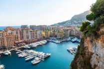 Coastal Stadtbild mit Wolkenkratzern und Yachthafen, Monaco — Stockfoto