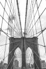 Veduta del ponte di Brooklyn e della bandiera americana, B & W, New York, USA — Foto stock