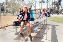 Портрет школьницы-футболистки, готовящейся к тренировке на школьной спортивной площадке — стоковое фото