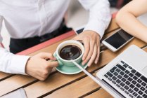 Dois empresários, tendo reunião no café, usando laptop, seção meados — Fotografia de Stock