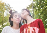 Ritratto di due giovani donne alla moda nel parco cittadino — Foto stock