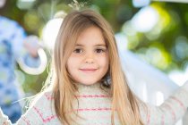 Menina na pré-escola, retrato no quadro de escalada no jardim — Fotografia de Stock