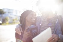 Homem e mulher com câmera digital ao ar livre — Fotografia de Stock