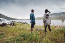 Couple standing beside Dillon Reservoir, looking at view, Silverthorne, Colorado, USA — Stock Photo