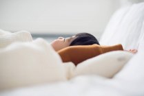 Маленькая девочка спит в постели — стоковое фото