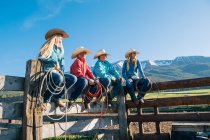 Cowboys and cowgirls on fence, looking away, Enterprise, Oregon, Estados Unidos, América do Norte — Fotografia de Stock
