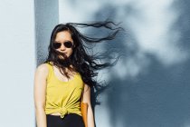 Портрет молодой женщины на улице, волосы, развевающиеся на ветру — стоковое фото