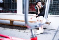 Junge stylische Frau telefoniert draußen mit dem Smartphone — Stockfoto