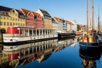 Moored boats and colorful century town houses on Nyhavn canal, Copenhagen, Denmark — Stock Photo