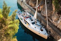 Alto angolo ritratto dell'uomo che saluta da yacht, Croazia — Foto stock