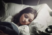 Ritratto di Ragazza dormire a letto dormire con la luce accesa — Foto stock