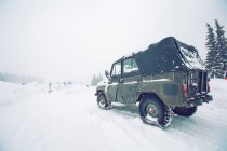 Vehículo todoterreno en campo cubierto de nieve, Gurne, Ucrania - foto de stock
