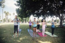 Alunas praticando ioga pose de montanha no campo de esportes da escola — Fotografia de Stock