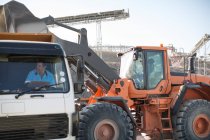 Steinbrucharbeiter mit schweren Maschinen im Steinbruch — Stockfoto