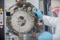Мужчина, работающий на заводе ниток, с помощью химической печи — стоковое фото