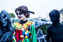 Meninos vestidos com trajes de Halloween, ao ar livre — Fotografia de Stock