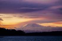 Snow covered mountain at sunset, Bainbridge, Washington, Estados Unidos da América — Fotografia de Stock