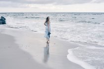Giovane donna in piedi sulla spiaggia, Odessa, Odessa Oblast, Ucraina, Europa — Foto stock