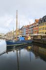 Barche a vela ormeggiate e colorate case del XVII secolo sul canale Nyhavn, Copenaghen, Danimarca — Foto stock