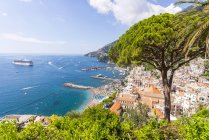Vista elevada de la costa de Amalfi, Italia - foto de stock