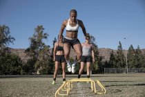 Frau springt über Hindernisse der Beweglichkeit — Stockfoto