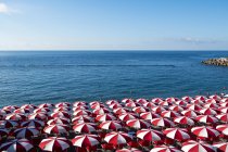 Пляжный амбреллас, побережье Амальфи, Италия — стоковое фото