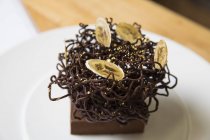 Tranches de banane séchée et chocolat décoration de gâteau de nid sur le gâteau — Photo de stock