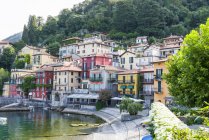 Casas adosadas tradicionales en frente al lago de Como, Lombardía, Italia - foto de stock