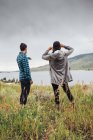 Paar in der Nähe von Dillon Reservoir, Blick auf die Aussicht, Silberdorn, colorado, USA — Stockfoto