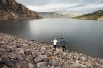 Casal andando sobre rochas ao lado de Dillon Reservoir, vista elevada, Silverthorne, Colorado, EUA — Fotografia de Stock