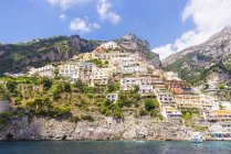 Häuser auf Hügeln über Wasser positano, Kampanien, Italien — Stockfoto