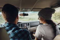 Pareja en coche, en viaje por carretera, vista trasera, Silverthorne, Colorado, Estados Unidos - foto de stock