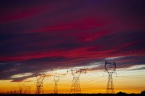 Pylônes électriques au coucher du soleil, Entreprise, Oregon, États-Unis, Amérique du Nord — Photo de stock