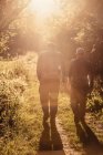 На заході сонця два рибалки прогулювались лісом у Мозір 