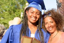 Adolescente y madre en la ceremonia de graduación - foto de stock