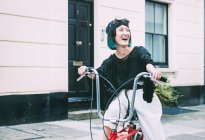 Молода стильна жінка їде на велосипеді на ретро — стокове фото