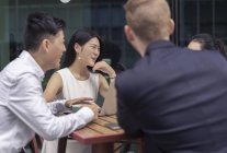 Kollegen sitzen zusammen im Café im Freien — Stockfoto