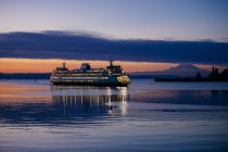 Ferry on Puget Sound at sunset, Bainbridge, Washington, Estados Unidos - foto de stock