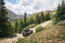 Coppia di viaggi in auto guardando fuori a Rocky Mountains da quattro ruote convertibili, Breckenridge, Colorado, Stati Uniti d'America — Foto stock