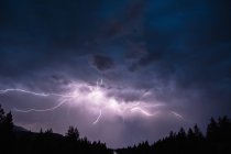 Foudre dans le ciel au-dessus des montagnes Rocheuses canadiennes, région de Kootenay, Fernie, Colombie-Britannique, Canada — Photo de stock