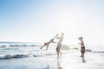 Fratelli che giocano su El Matador Beach, Malibu, Stati Uniti d'America — Foto stock