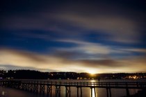 Мальовничим видом міст через річку одночасно захід сонця, Puget Sound, Bainbridge, Вашингтон, США — стокове фото