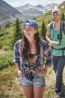 Paar wandern in felsigen Bergen, breckenridge, colorado, usa — Stockfoto