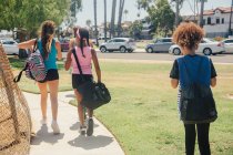 Schülerinnen zu Fuß zum Fußballtraining auf Schulsportplatz — Stockfoto