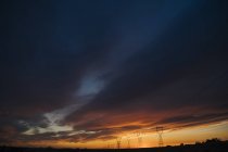 Високовольтних ліній на відстані на захід сонця, підприємства, штат Орегон, США, Північної Америки — стокове фото