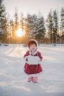 Портрет молодої дівчини, що стоїть у снігу — стокове фото