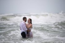 Мокра романтична пара обіймається в морі — стокове фото