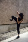 Giovane donna che esercita all'aperto — Foto stock