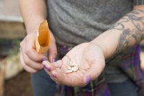 Vista cortada da mulher segurando sementes de melancia na palma da mão — Fotografia de Stock